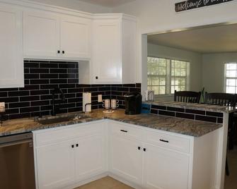 Twin Magnolias - Fully Remodeled early 20th Century home in downtown Sylacauga! - Sylacauga - Kuchyň