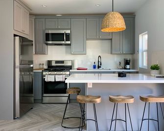 Modern Home in LA w/ Rain Shower - Los Angeles - Kitchen