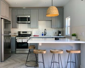Modern Home in LA w/ Rain Shower - Los Angeles - Keittiö