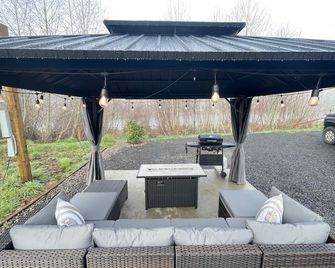 Satsop Riverfront Hot Tub - Elma - Patio