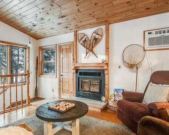 2nd-Floor Lakefront Home w/Boat Access, Dock, Wood Fireplace, Gas Grill, Firepit - Three Lakes - Sala de estar