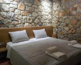 Stone Luxury Suites - Adults Only - Archangelos - Schlafzimmer