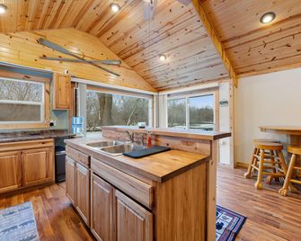 Cozy 3BR Cabin with Hot Tub on Nippersink Creek - Spring Grove - Kitchen