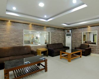 University Hotel Yogyakarta - Yogyakarta - Lounge
