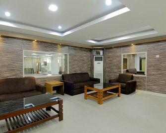 University Hotel Yogyakarta - Yogyakarta - Lounge