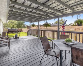 New-Bright-Stylish-City Center 4 Bedroom 3 Bath Home with Office - Lake Charles - Balcony