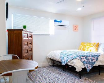 Stylish Charming Guesthouse in Central El Paso Edit - El Paso - Bedroom