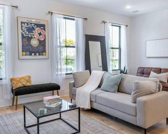 Luxe 4-bedroom house in charming Jersey City, next to Lightrail into NYC - Jersey City - Living room