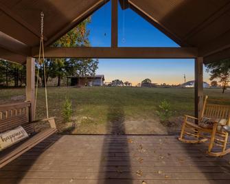 Farm Experience in a Beautiful Log Cabin - LaFayette - Patio