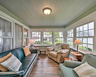 Boat and Ski Home on Edinboro Lake with Grill! - Edinboro - Sala de estar