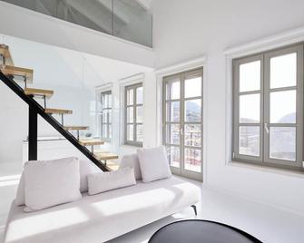 Clocktower Luxury Suites and Villas - Arachova - Wohnzimmer