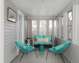 3-bedroom apartment in charming Mpls-50th St lightrail, off st. parking, & WiFi - Minneapolis - Wohnzimmer