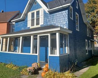 Charming 2 Bedroom Home in Picturesque Village - Little Falls - Building