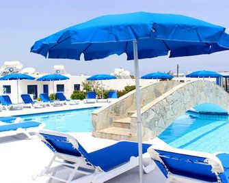 弗洛卡斯公寓酒店 - 普它肋斯 - 帕拉利米尼 - 游泳池