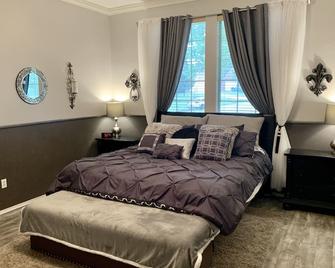 Poolside Oasis One Mile from Lake Ray Hubbard - Rockwall - Bedroom