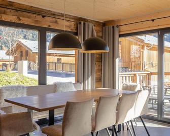 Chalet by the ski lift with balcony and sauna - Steinach am Brenner - Essbereich