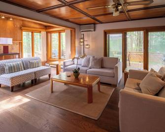 Periwinkle Place- Close to the Beach in Southcott Pines! - Grand Bend