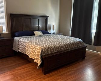 Spacious 5-bedroom house in lovely Antioch with POOL WiFi, AC - Antioch - Bedroom