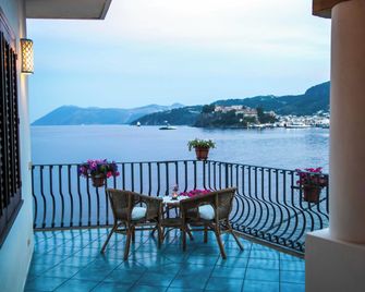 B&B Alta Marea Lipari - Lipari - Balkong