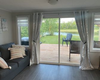 Newly renovated tiny house on the banks of the Caraquet River - Bertrand - Sala de estar