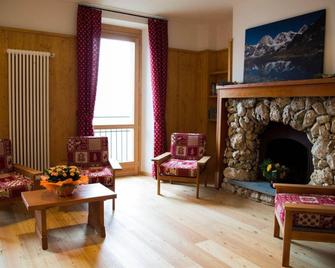 Hotel Roseg - Chiesa In Valmalenco - Wohnzimmer