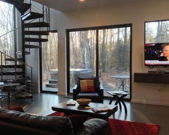 Luxury Private Cabin with Hot Tub and Fireplace in Legendary Woodstock, New York - Woodstock - Living room