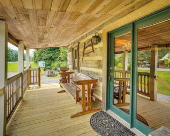 Historic Cabin Retreat ~ 2 Mi to Seneca Rocks! - Seneca Rocks - Patio