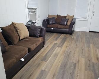 Charming 2-bedroom house in Williamston with AC, WiFi - Williamston - Huiskamer
