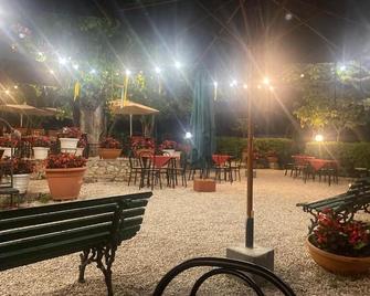 Albergo Le Casaline - Campello Sul Clitunno - Patio