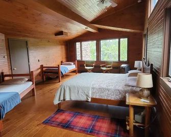 Waterfront, dock, woods, spacious, very private! - Saranac Lake - Bedroom
