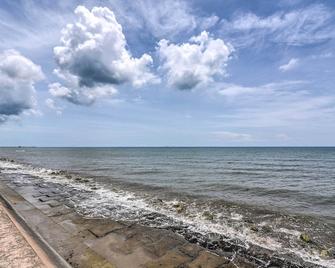 Balcony and Community Pool Deck Condo in Galveston - Galveston - Beach