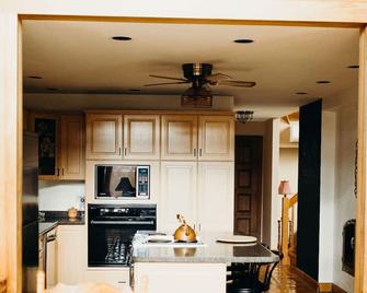 Dream Cottage- w/ beach & canal access - bring your boat, bring your family - Long Point - Kitchen