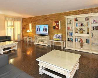Hotel Salobreña Suites - Salobrena - Вітальня