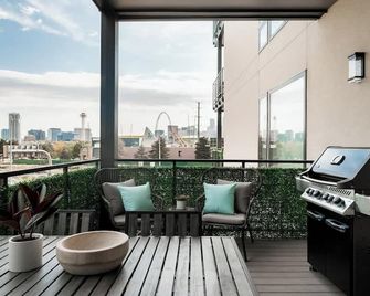 Gameday Oasis | Private Balcony | Jefferson Park - דנבר - מרפסת