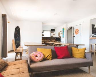 Good Feeling Hostel & Guest House - Vila do Bispo - Living room
