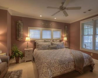 30% off until 2026 WOW!, Walk to Ritz, Fronts Golf Course, 3 King Beds, Book Now - Greensboro - Slaapkamer