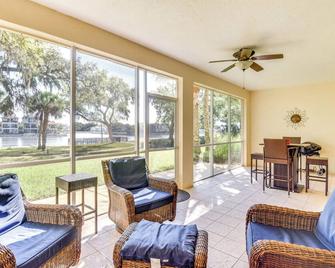 Riverfront Palm Coast Getaway with Resort Amenities! - Palm Coast - Wohnzimmer