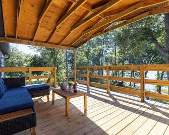 Lake Front Home Boat Dock Fishing Kayak Firepit - Chandler - Balcony