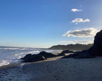 Peaceful Garden Studio near Gorey Sleeps 4 Parking - Gorey