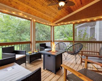 Covered Deck + Firepit Black Mountain Retreat Sweetgum by Avantstay - Black Mountain
