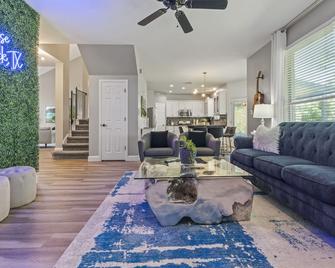 Stay @ The Treehouse! 4 Bedroom+game Room+huge Backyard - Round Rock - Living room