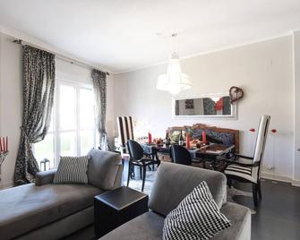 2 Bedroom Cozy Apartment In Gorizia - Gorizia - Living room