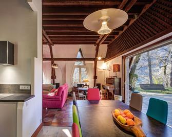 Architect's house not overlooked in the Ossau valley, spa & sauna, 7000m2 park - Laruns - Salle à manger