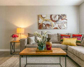 Adorable 3/2 close to Coolray Field and Mall of Ga. - Lawrenceville - Living room