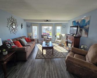 3 bed with fenced yard, fire pit, swings, 30 min from Clarenville - Arnold's Cove - Sala de estar