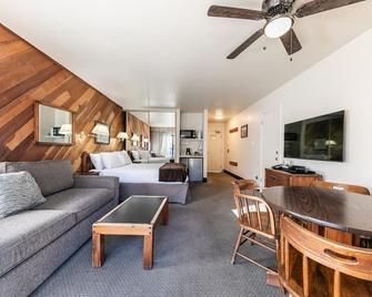 Homey 1st Floor Studio #135 at Donner Lake Village - Truckee - Living room