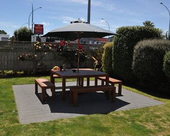 بيلا فستا موتل هاميلتون - هاملتون - شرفة مرصوفة