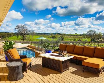 Working Vineyard and Private Pool Villa in Plymouth - Plymouth - Balcony
