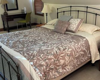 Century Cottage-Perfect For Mayo & Downtown Visitors! - Rochester - Bedroom