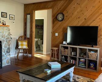 Starry nights and quiet country mornings - 15 minutes to downtown Chattanooga! - Chattanooga - Living room